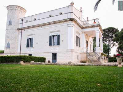 Ci spostiamo ai lati della dimora dove restiamo meravigliati da un sorprendente particolare: delle torri in pietra, ispirate all�architettura medievale, che regalano alla tenuta l�aspetto di un insolito castello